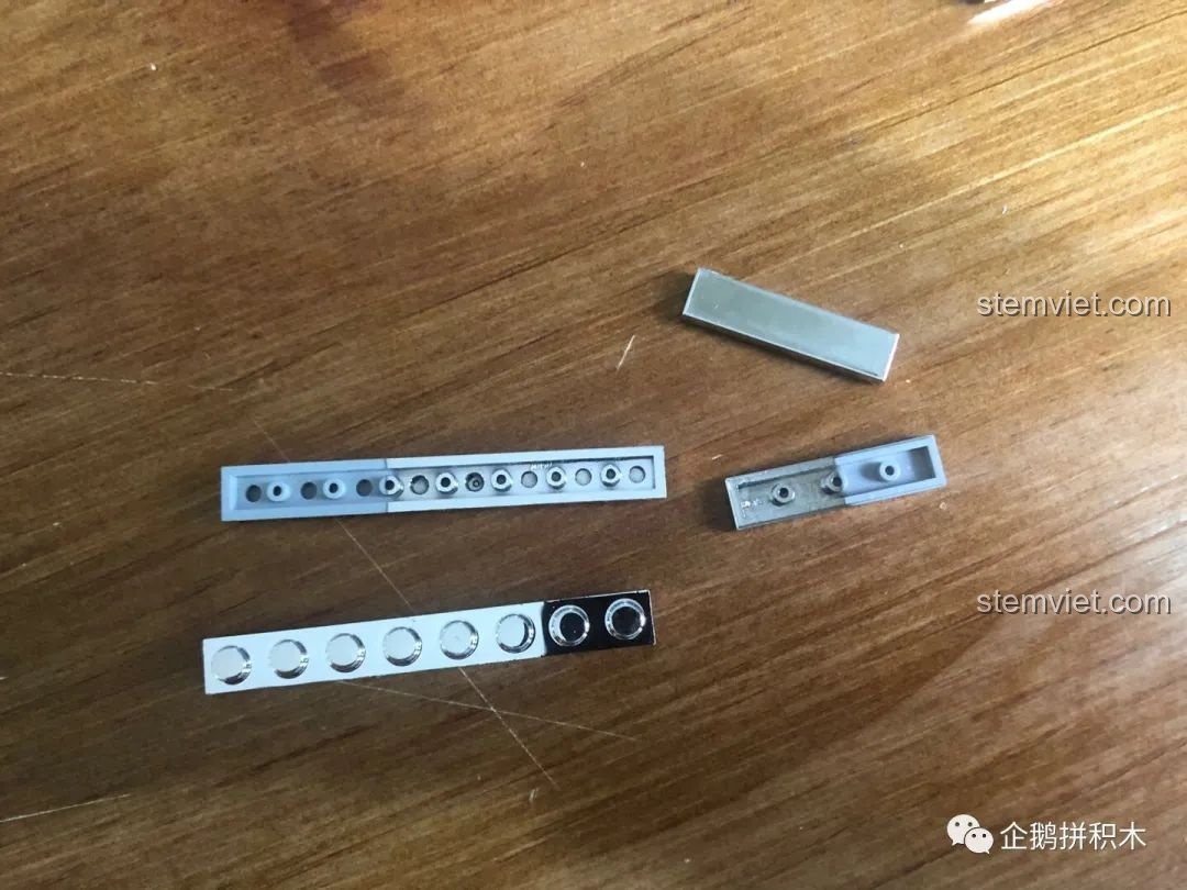 Cận cảnh hệ thống lái với bánh răng và khớp nối của bộ Mould King 10006.