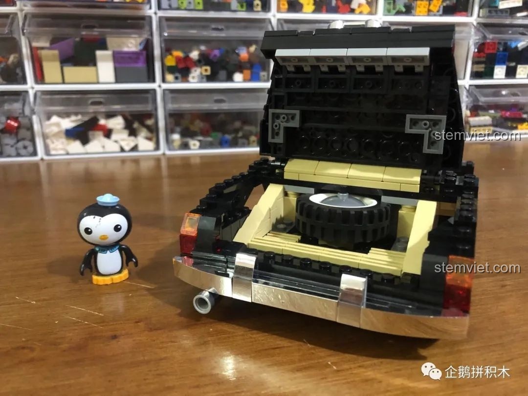 Cận cảnh khoang động cơ của bộ Mould King 10006.