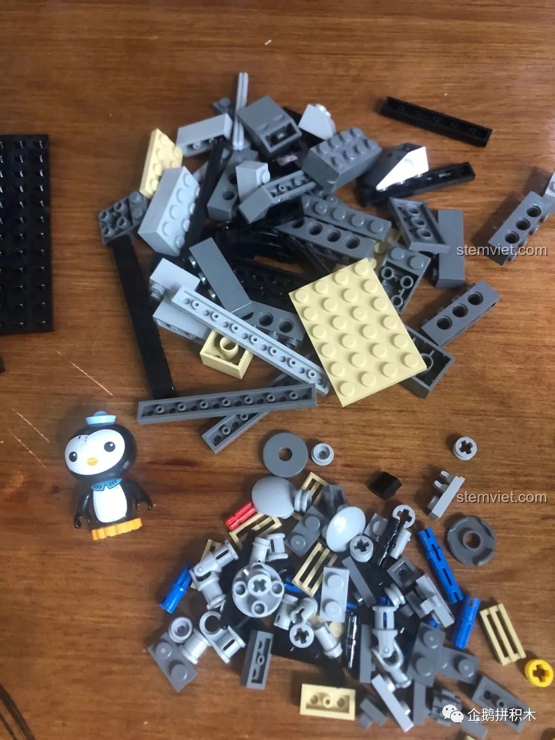 Chi tiết khớp nối xoay và trục chữ thập trong hệ thống lái của bộ Mould King 10006.