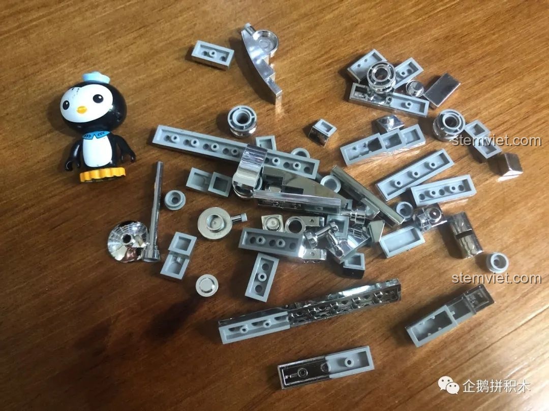 Khung gầm xe đang được lắp ráp từ túi số 1 của bộ Mould King 10006.