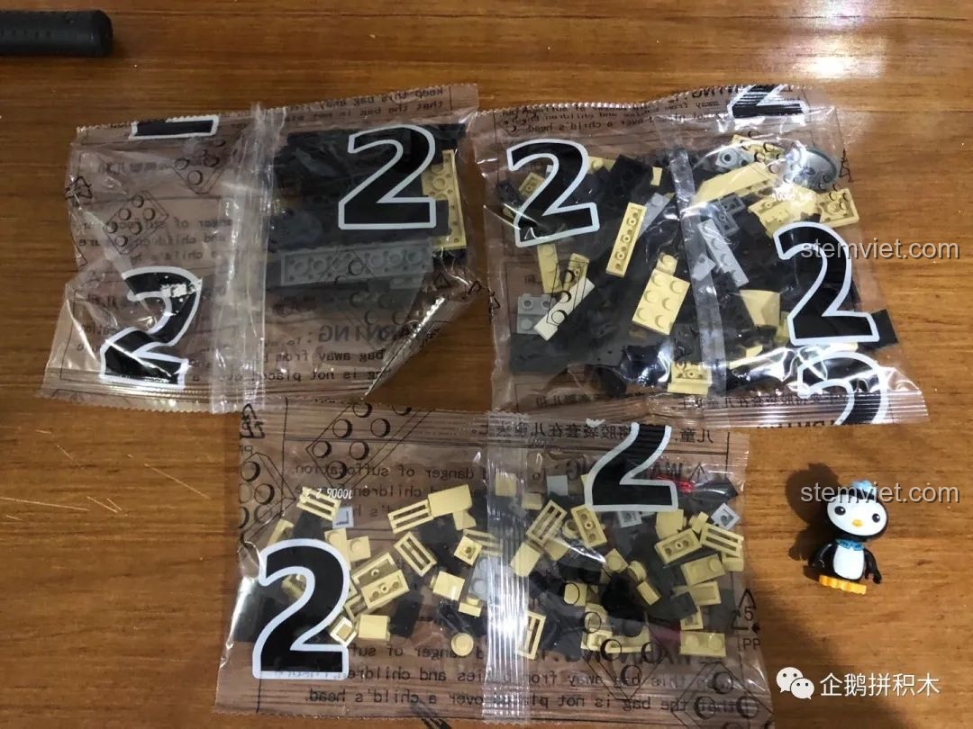 Phần thân xe đang được lắp ráp từ túi số 3 của bộ Mould King 10006.