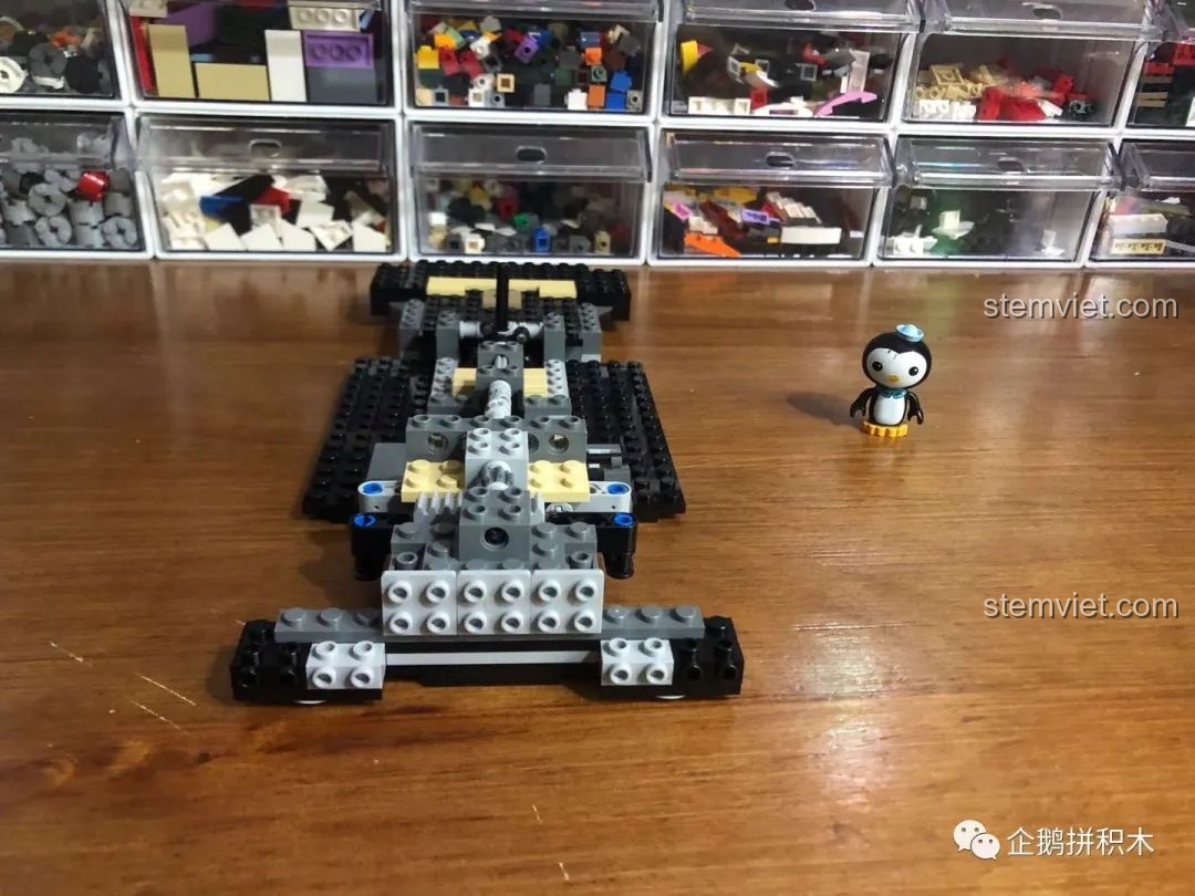 Cận cảnh lốp dự phòng được đặt trong cốp xe của bộ Mould King 10006.