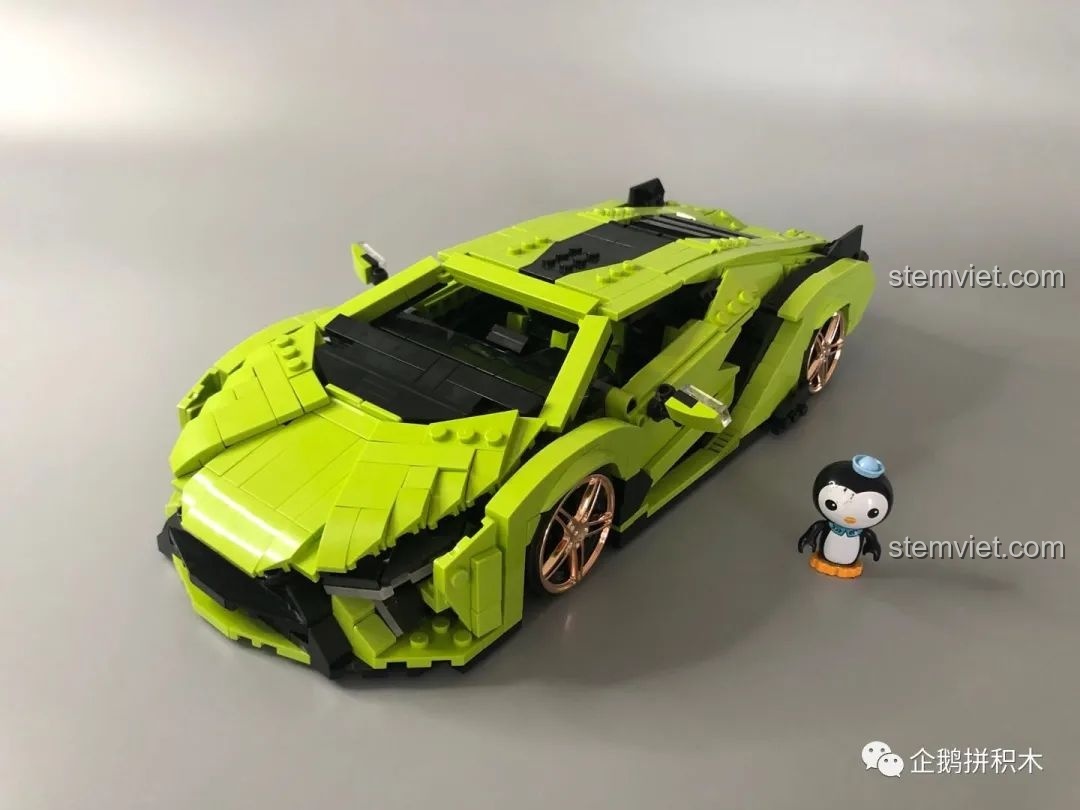 Mẫu xe Porsche mui trần màu trắng.