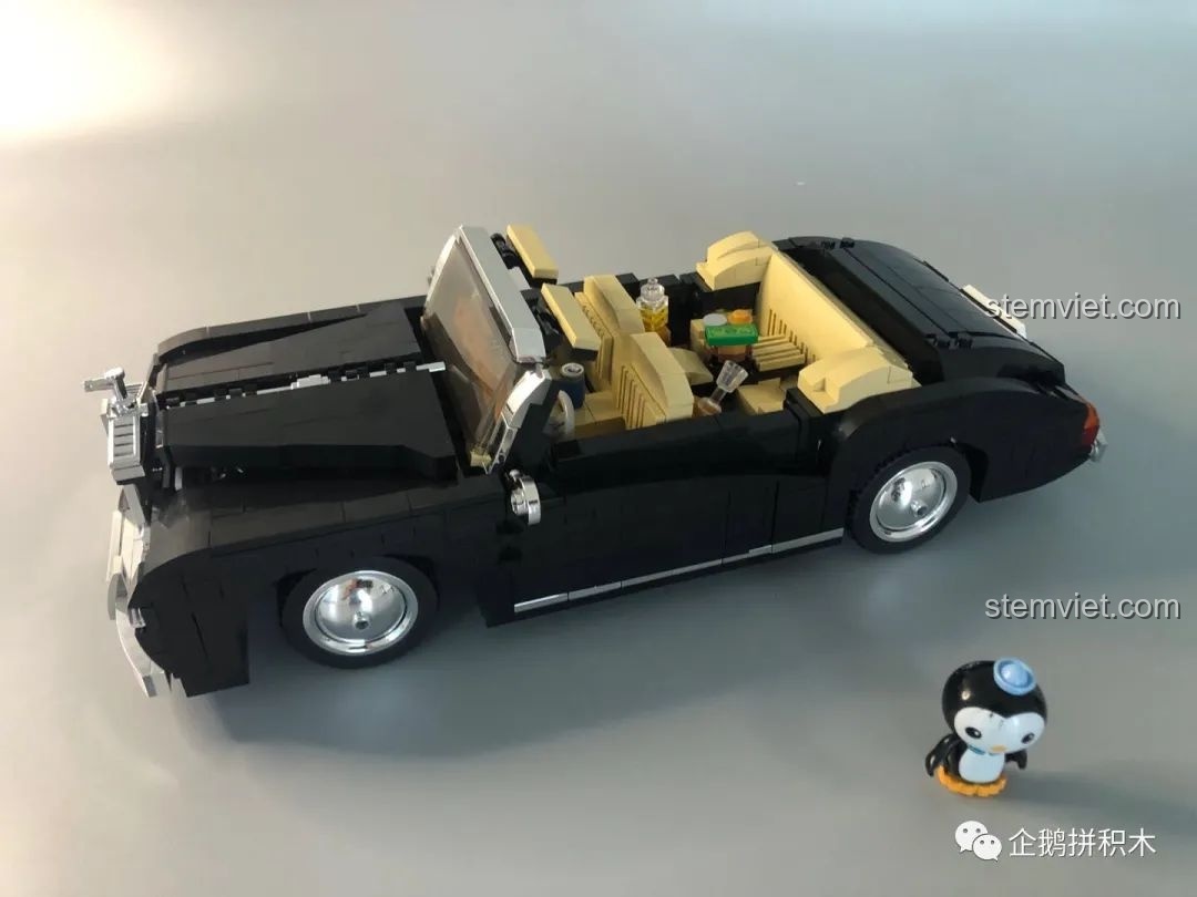 Mẫu siêu xe màu xanh lá cây.