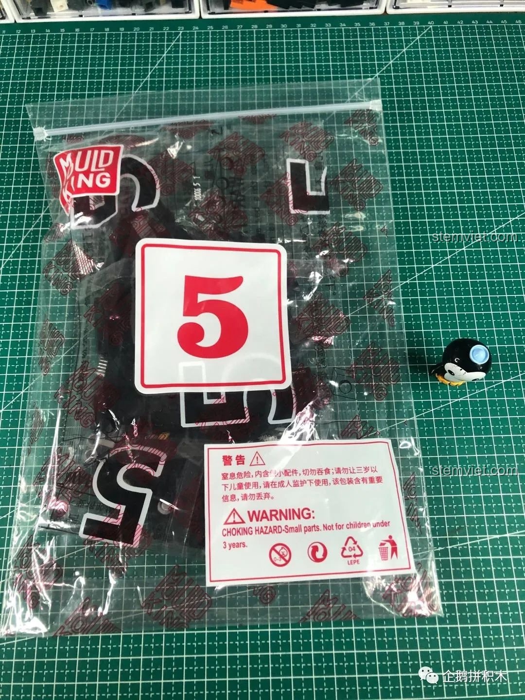 Mẫu siêu xe màu xanh lá cây.