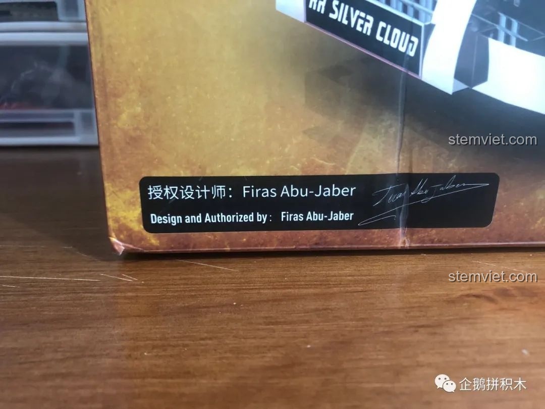 Tem ghi nhận sự ủy quyền thiết kế của Firas Abu-Jaber trên hộp Mould King 10006.