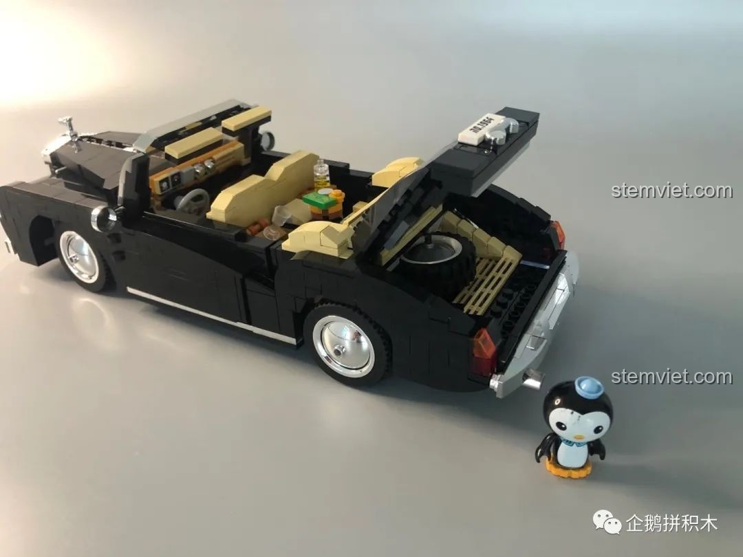 Mẫu xe cổ màu trắng mạ vàng.