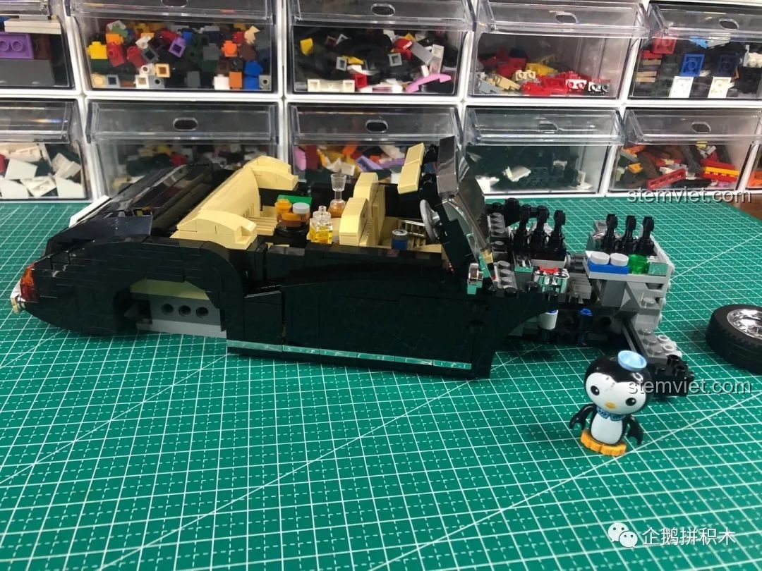 Mẫu xe cổ màu trắng mạ vàng.