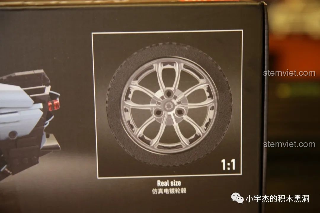 Cận cảnh bánh xe mạ điện tỉ lệ 1:1 của bộ lắp ráp Mould King 13056 Lamborghini Hyper, với chi tiết và độ bóng cao.