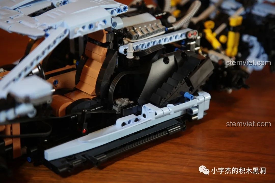 Cận cảnh bánh xe mạ điện và lốp cao su chất lượng cao của Mould King 13056 Lamborghini Hyper, mềm mại và không mùi.