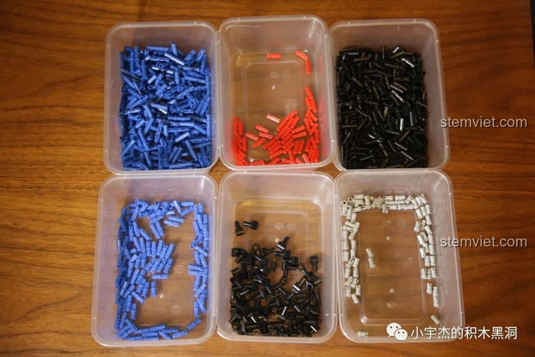 Cận cảnh hai chi tiết cong mới của Mould King 13056 Lamborghini Hyper, được thiết kế riêng cho mẫu xe này.