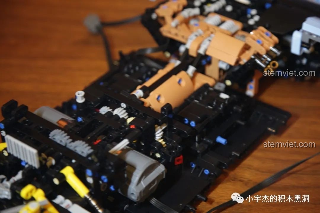 Cận cảnh các chi tiết mạ điện đặc biệt của Mould King 13056 Lamborghini Hyper, tạo điểm nhấn sang trọng.