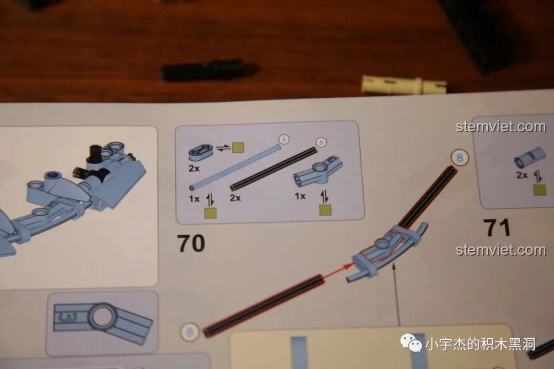 Phần đầu xe và các chi tiết khí động học của Mould King 13056 Lamborghini Hyper dần được lắp ráp.