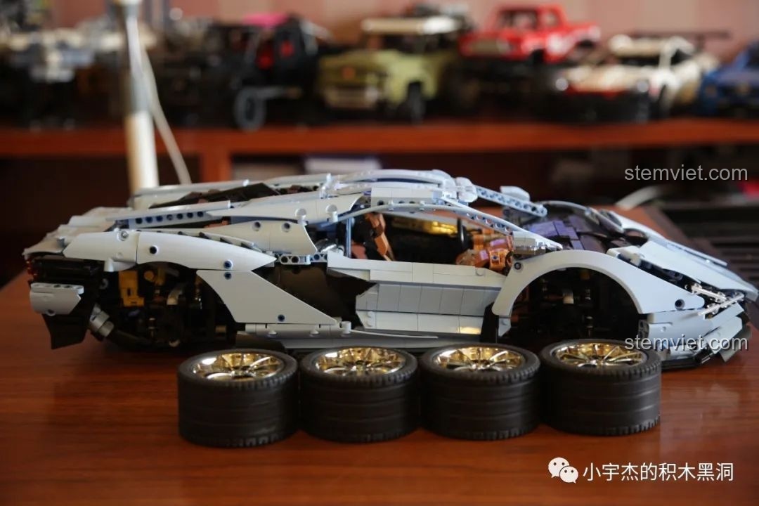 Cận cảnh đèn hậu và ống xả của Mould King 13056 Lamborghini Hyper, được thiết kế tỉ mỉ.