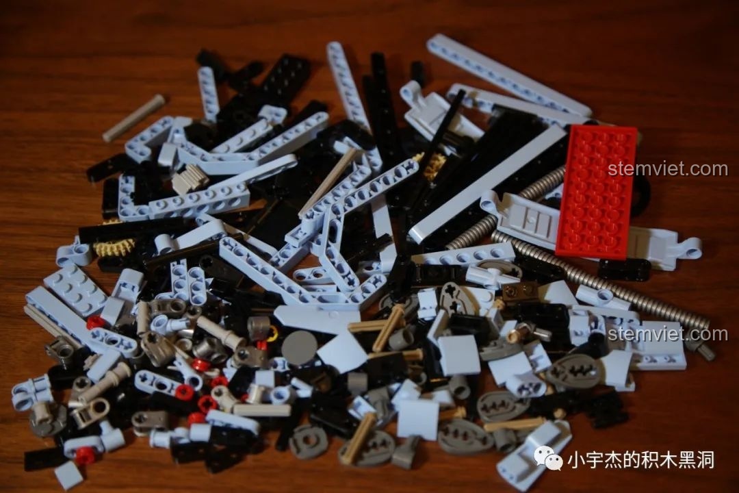 Khoang lái và động cơ V12 của Mould King 13056 Lamborghini Hyper được lắp ráp hoàn chỉnh.