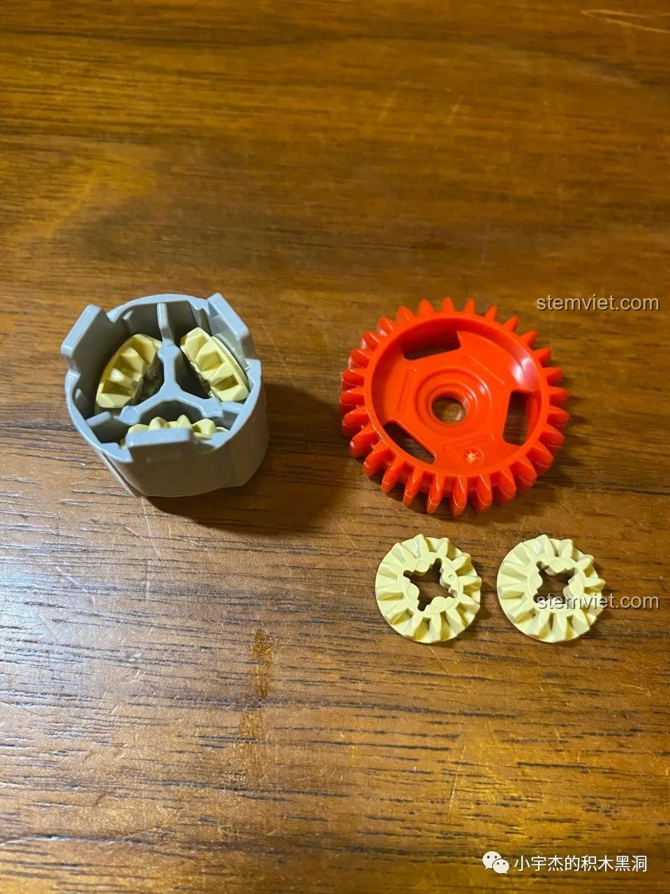 Góc nhìn từ phía trước của phần khung gầm và hệ thống truyền động Mould King 13056 Lamborghini Hyper.