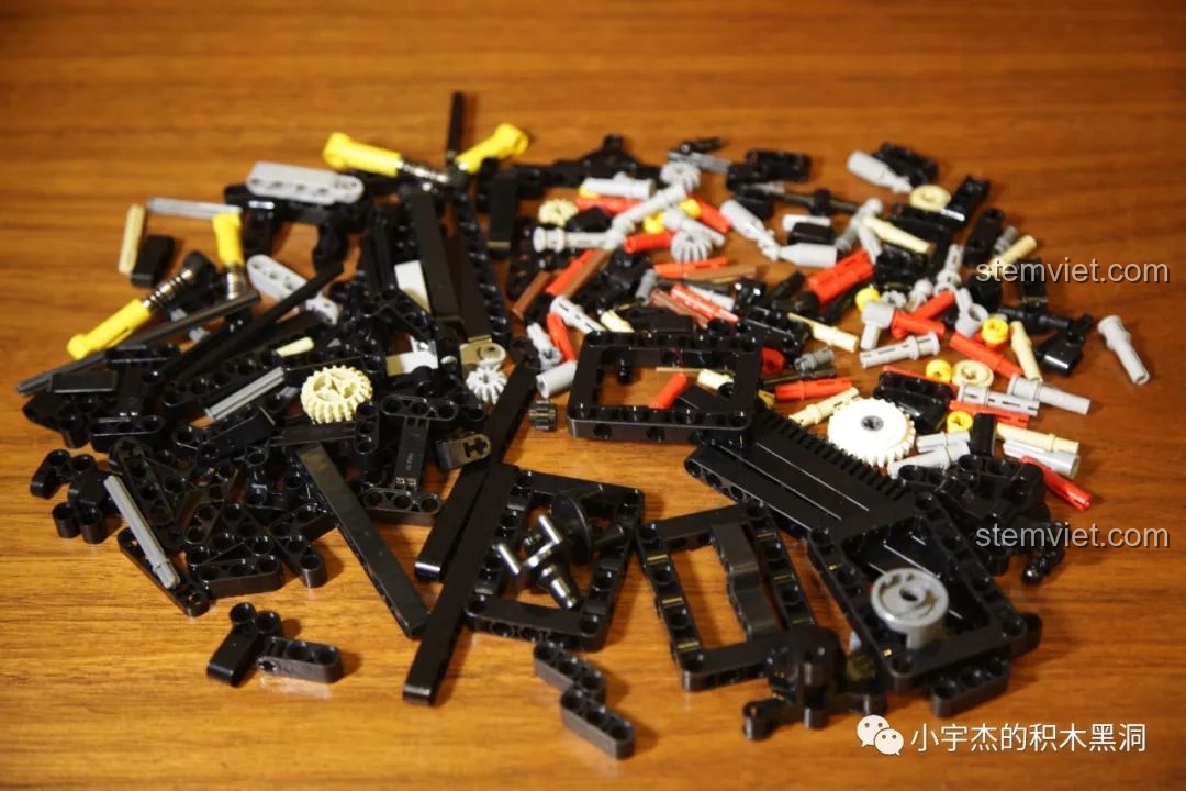 Cận cảnh các mảnh ghép nhỏ được sử dụng trong một bước cụ thể của Mould King 13056 Lamborghini Hyper.