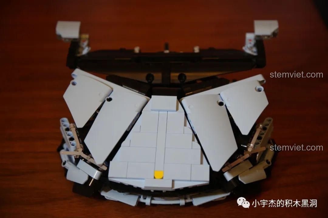 Toàn bộ mảnh ghép của túi số 4 của Mould King 13056 Lamborghini Hyper sau khi đổ ra, sẵn sàng lắp ráp ngoại thất.