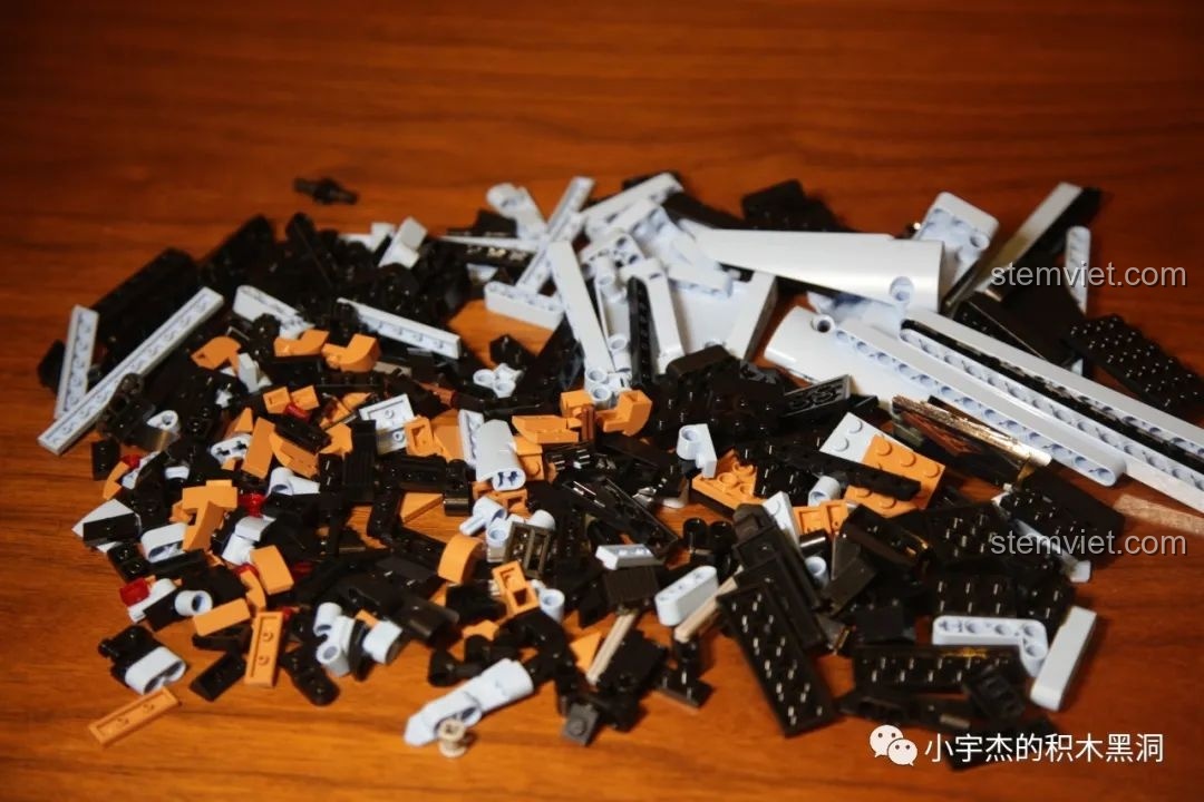 Toàn bộ mảnh ghép của túi số 11 của Mould King 13056 Lamborghini Hyper sau khi đổ ra, sẵn sàng lắp ráp ngoại thất cuối cùng.