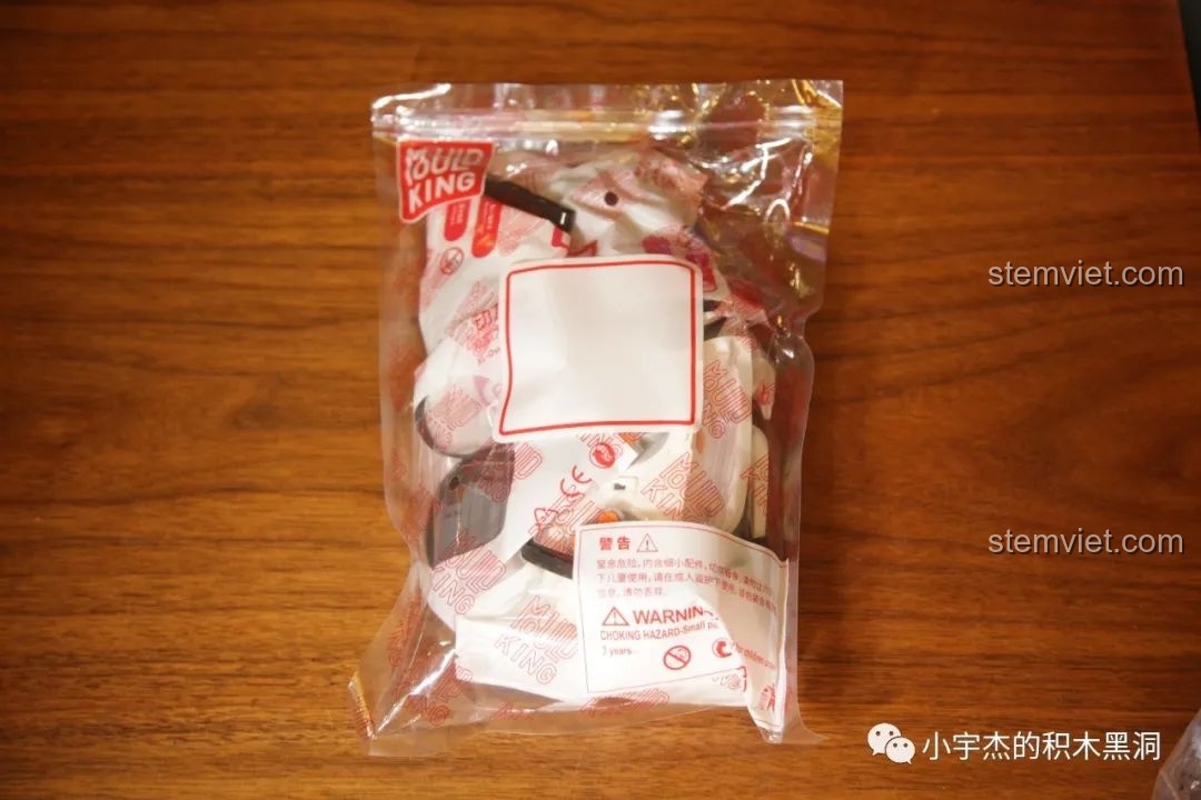 Các bộ phận Power Functions của Mould King 13056 Lamborghini Hyper được đóng gói cẩn thận trong túi riêng, bao gồm động cơ và pin.