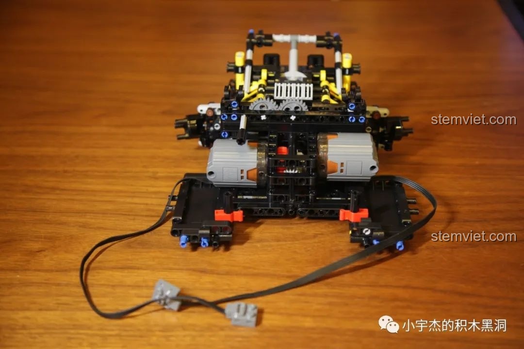 Phần thân xe và các chi tiết khí động học của Mould King 13056 Lamborghini Hyper được lắp ráp hoàn chỉnh.