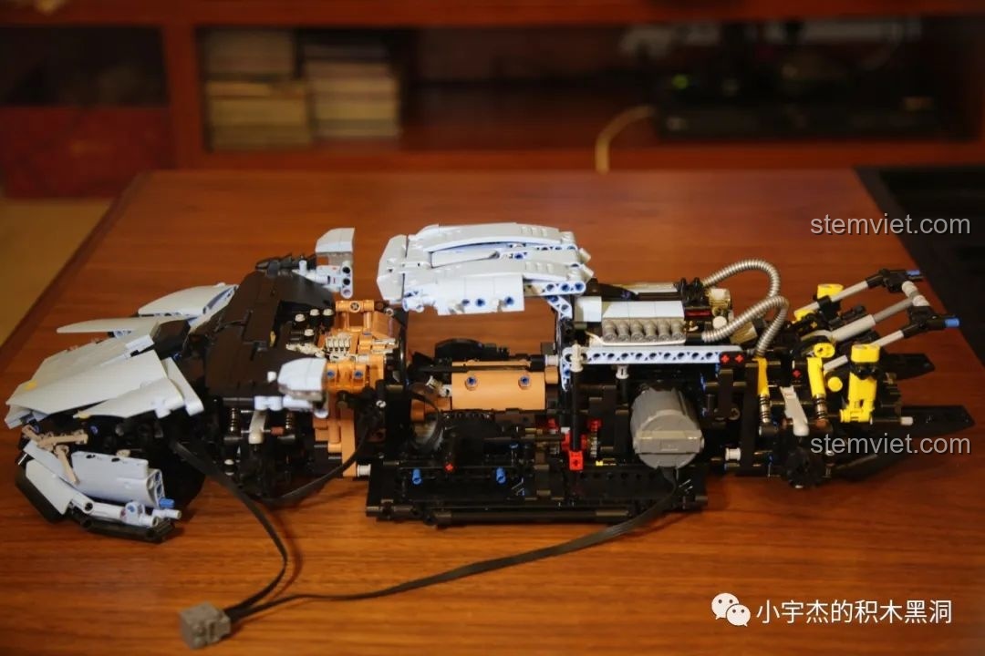 Phần thân xe và các chi tiết khí động học của Mould King 13056 Lamborghini Hyper được lắp ráp hoàn chỉnh.