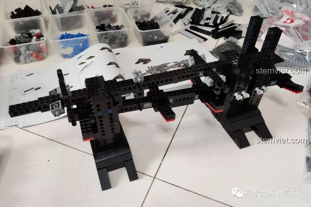 Khung xương ban đầu của mô hình Tàu khu trục Ngôi sao Đế chế 13135 đang được lắp ráp, thể hiện cấu trúc vững chắc.