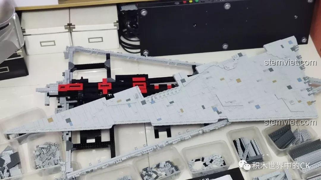 Một phần lớn vỏ ngoài của bộ lắp ráp Chiến hạm Hoàng gia Monarch Mould King đã được lắp vào khung xương.