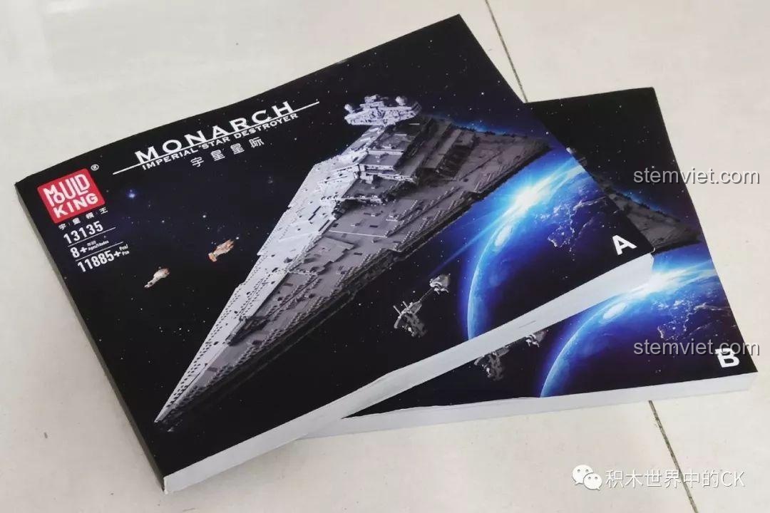 Hai cuốn sách hướng dẫn lắp ráp dày của bộ lắp ráp Mould King 13135 Siêu chiến hạm Đế chế, đánh dấu A và B.