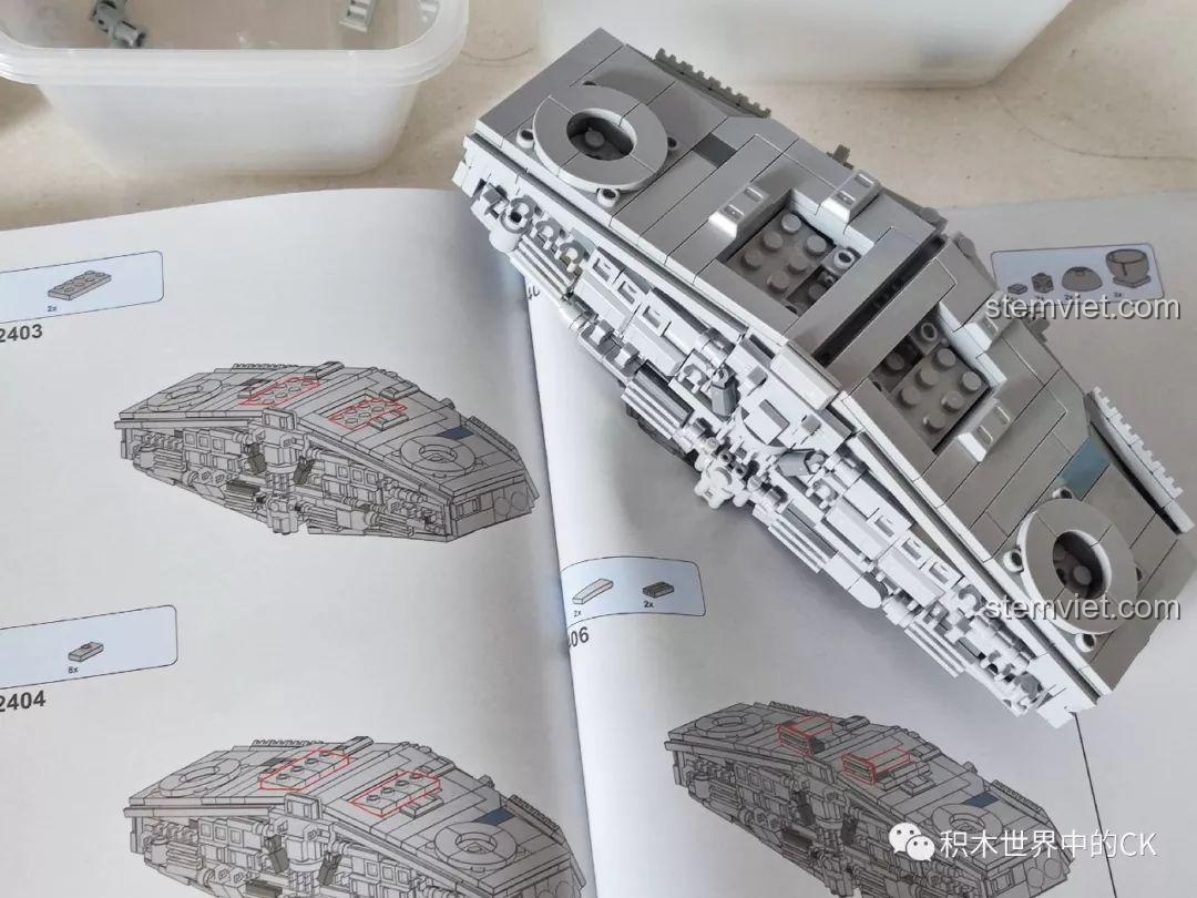 Các tàu nhỏ đi kèm với bộ lắp ráp Tàu chiến không gian Monarch 13135, trưng bày trên đế trong suốt.