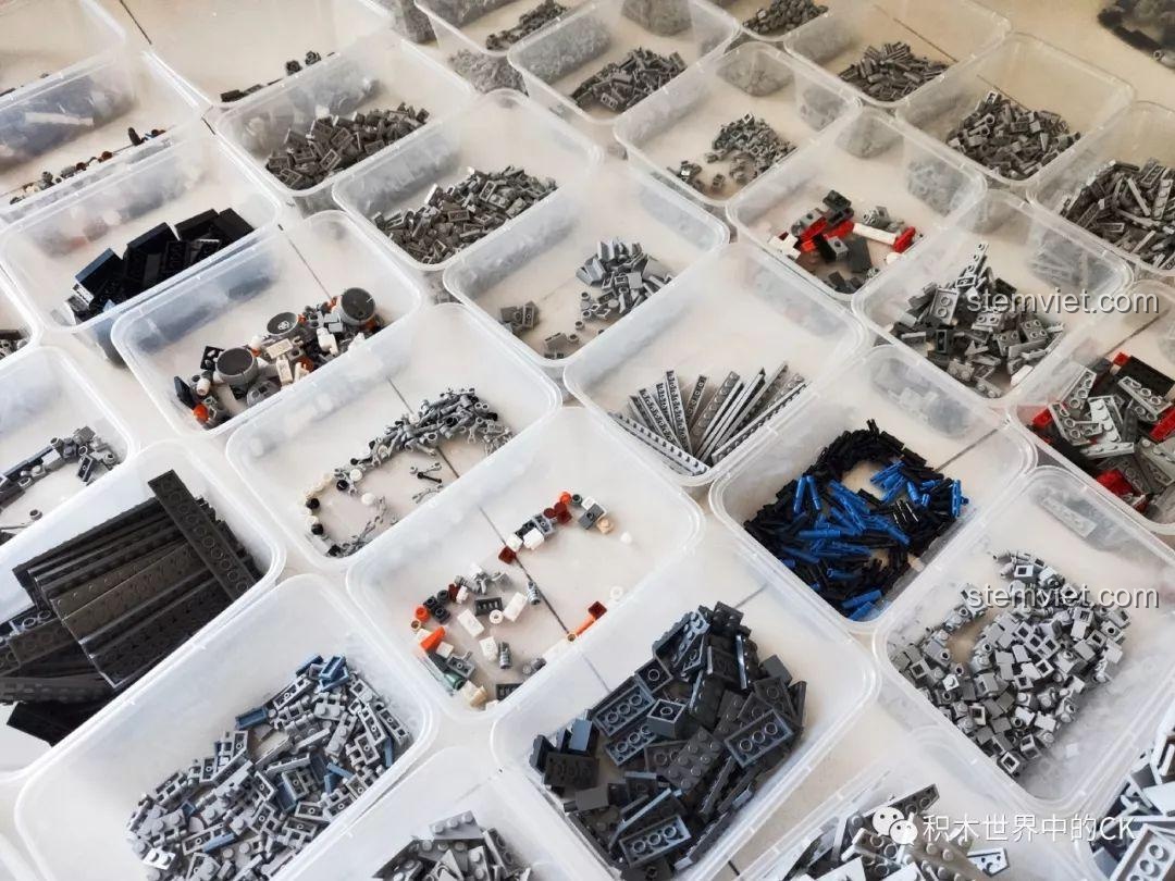 Các hộp nhỏ chứa mảnh ghép đã được phân loại của bộ xếp hình Tàu khu trục Ngôi sao 13135, giúp việc lắp ráp dễ dàng hơn.