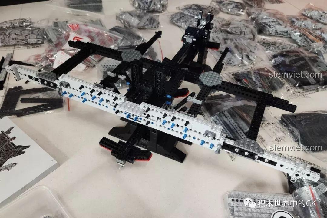 Khung xương của bộ đồ chơi lắp ráp Mould King 13135 Tàu khu trục Ngôi sao Hoàng gia Monarch với các chi tiết màu trắng và xanh.