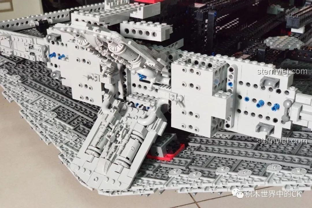 Chi tiết bên hông của mô hình Mould King 13135 Tàu khu trục Ngôi sao Hoàng gia Monarch đang được lắp ráp.