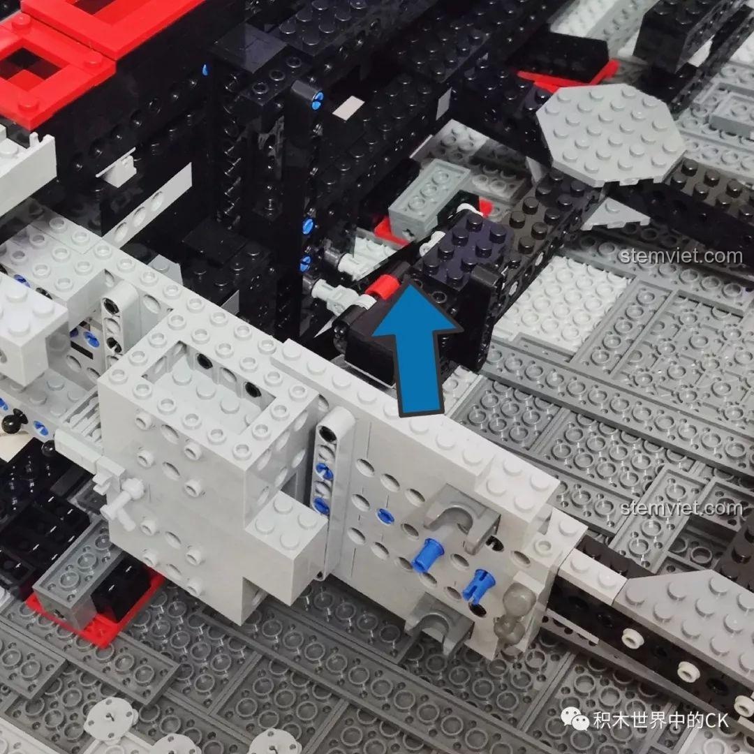 Chi tiết kết nối của bộ đồ chơi lắp ráp Tàu chiến không gian Monarch 13135, với các chốt màu xanh.