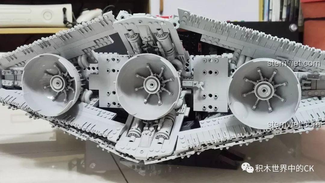 Ba động cơ phản lực lớn của bộ đồ chơi lắp ráp Tàu chiến không gian Monarch 13135 đã được gắn vào thân tàu.