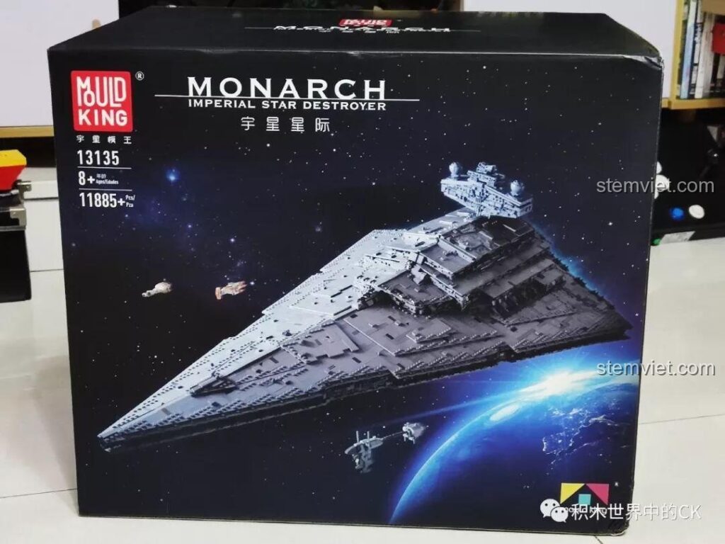 Hộp lớn của bộ lắp ghép Mould King 13135 Tàu khu trục Ngôi sao Hoàng gia Monarch, hiển thị hình ảnh tàu chiến không gian ấn tượng.