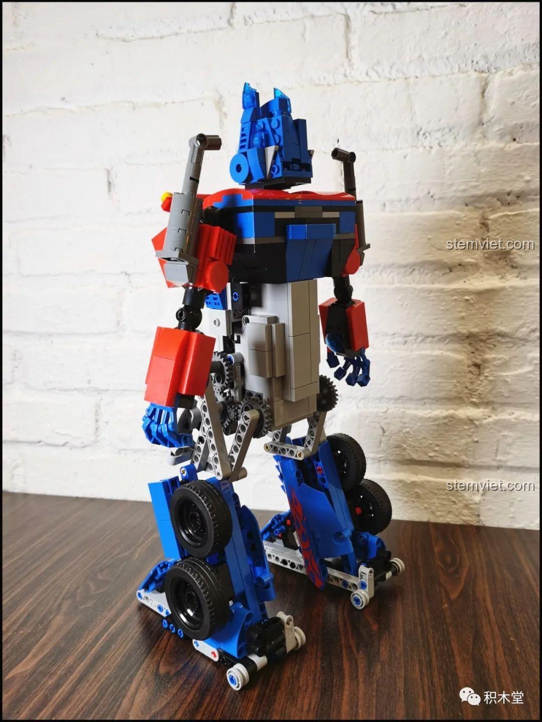 Mô hình robot Optimus Prime 15036 nhìn từ phía sau, với các chi tiết cơ khí lộ ra.