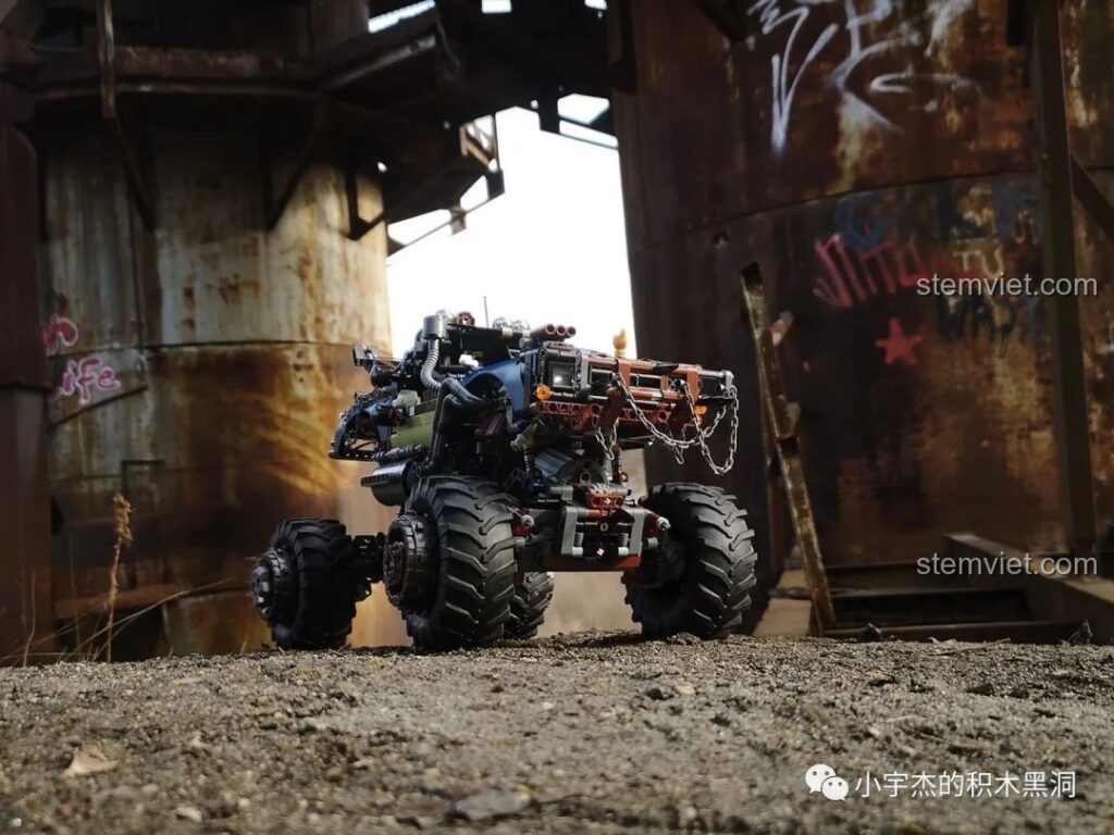 Mô hình xe tải kéo nổi loạn hậu tận thế Mould King 18006 đang vượt địa hình hiểm trở, thể hiện độ bền và khả năng off-road ấn tượng.