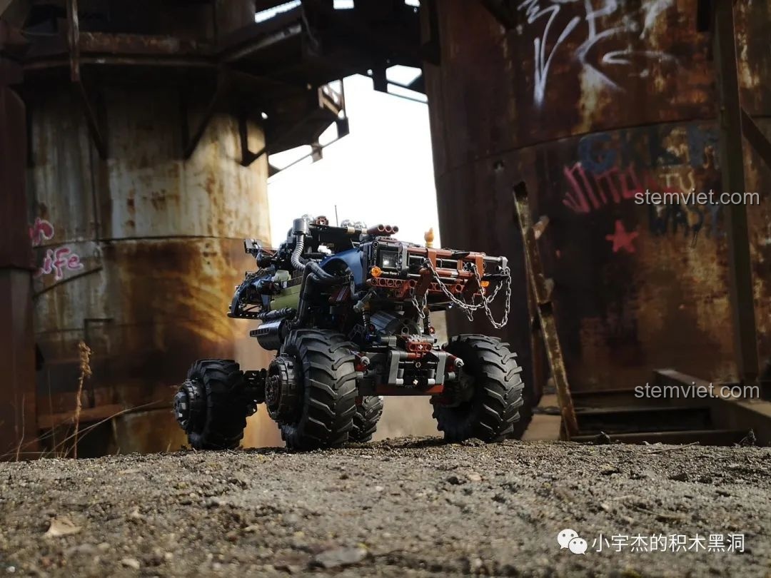 Mô hình xe tải kéo nổi loạn hậu tận thế Mould King 18006 đang vượt địa hình hiểm trở, thể hiện độ bền và khả năng off-road ấn tượng.