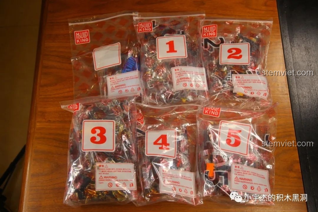 Tổng quan các túi chi tiết được đánh số của bộ đồ chơi lắp ráp Mould King 18006 Xe Tải Kéo Nổi Loạn Hậu Tận Thế.