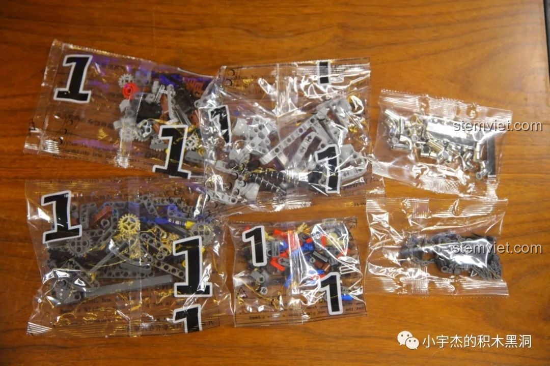 Các mảnh ghép từ túi số 1 của bộ Mould King 18006 Xe Tải Kéo Nổi Loạn Hậu Tận Thế, sẵn sàng cho việc lắp ráp khung gầm.