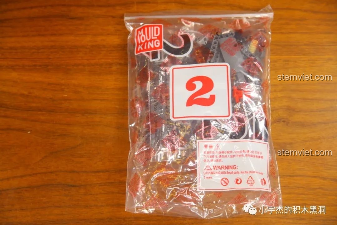 Khung gầm xe Mould King 18006 Xe Tải Kéo Nổi Loạn Hậu Tận Thế từ góc nhìn trên cao, thể hiện cấu trúc tổng thể.