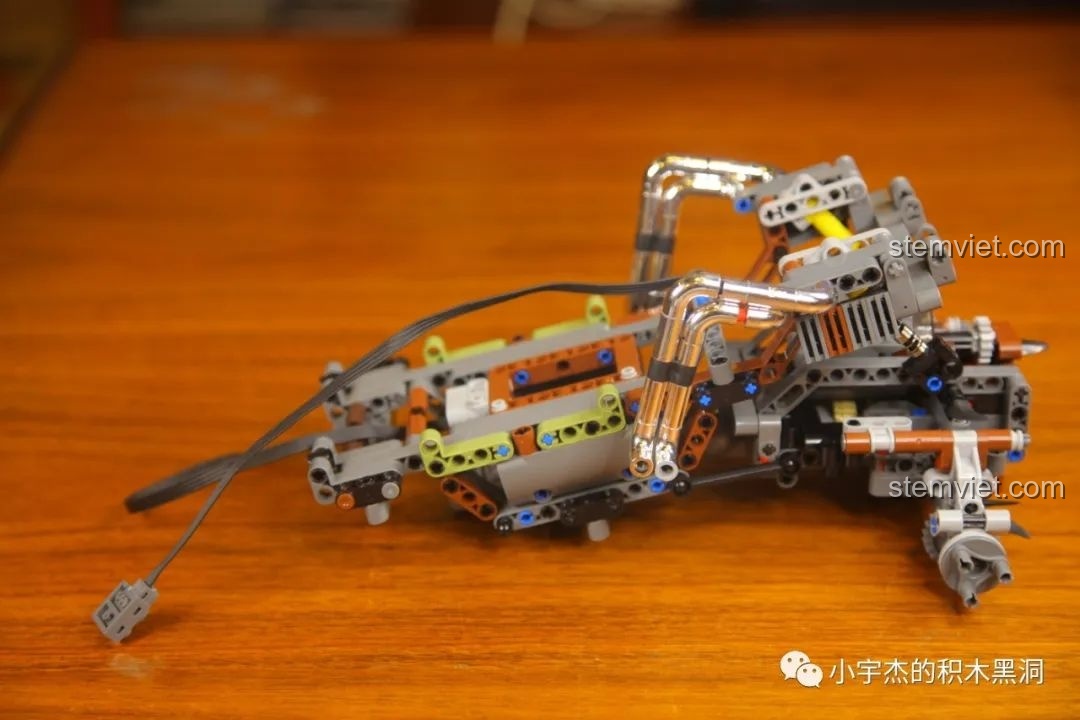 Túi chi tiết số 2 của bộ Mould King 18006 Xe Tải Kéo Nổi Loạn Hậu Tận Thế, chứa các mảnh ghép thân xe.