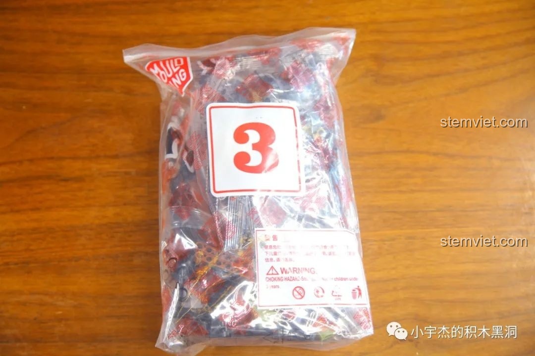 Cận cảnh thân xe Mould King 18006 Xe Tải Kéo Nổi Loạn Hậu Tận Thế từ góc nhìn trên cao, thể hiện cấu trúc bên trong.