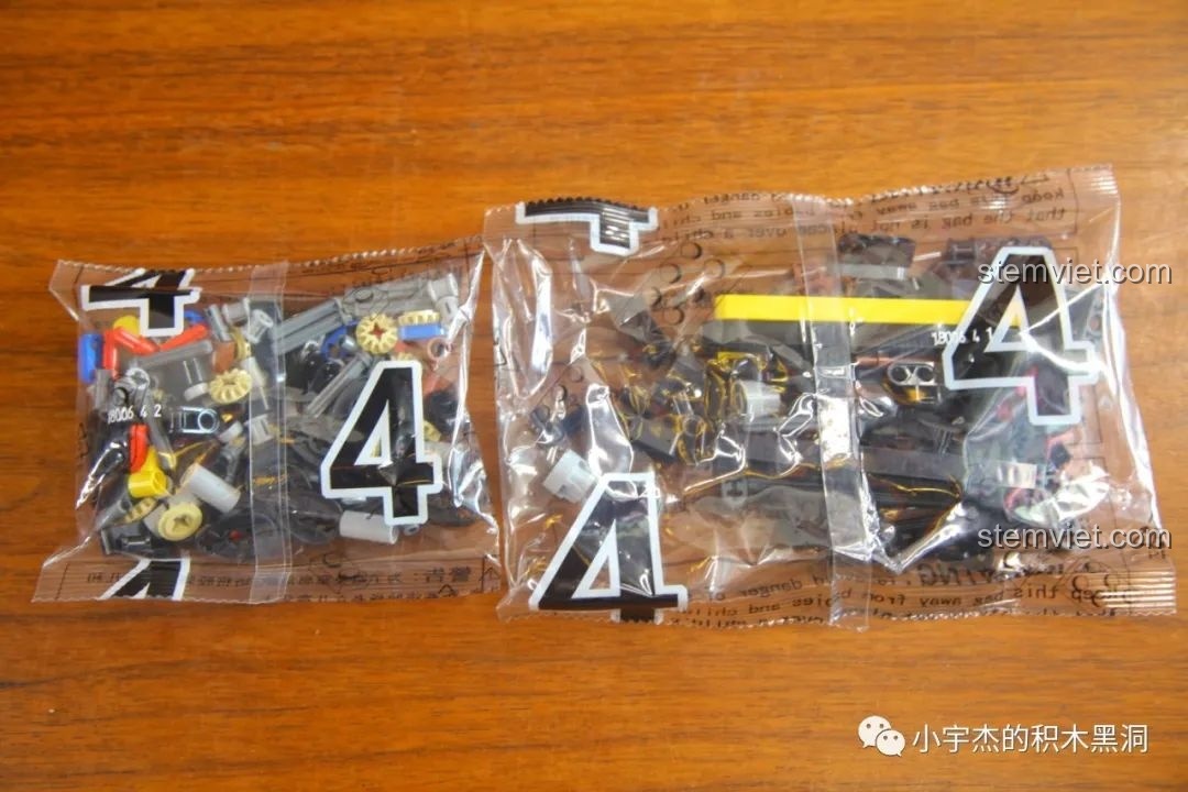 Động cơ Mould King 18006 Xe Tải Kéo Nổi Loạn Hậu Tận Thế từ góc nghiêng, với các chi tiết chrome và ống mềm.