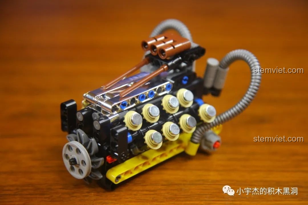 Các mảnh ghép từ túi số 4 của bộ Mould King 18006 Xe Tải Kéo Nổi Loạn Hậu Tận Thế, sẵn sàng cho việc hoàn thiện.