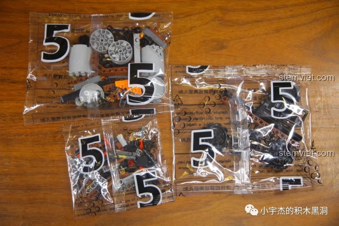 Mô hình Mould King 18006 Xe Tải Kéo Nổi Loạn Hậu Tận Thế không có bánh, trông như một quái vật đang bò.