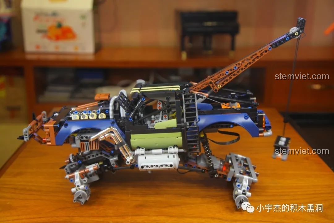 Mô hình Mould King 18006 Xe Tải Kéo Nổi Loạn Hậu Tận Thế đã hoàn thiện phần thân và cần cẩu, sẵn sàng lắp bánh.