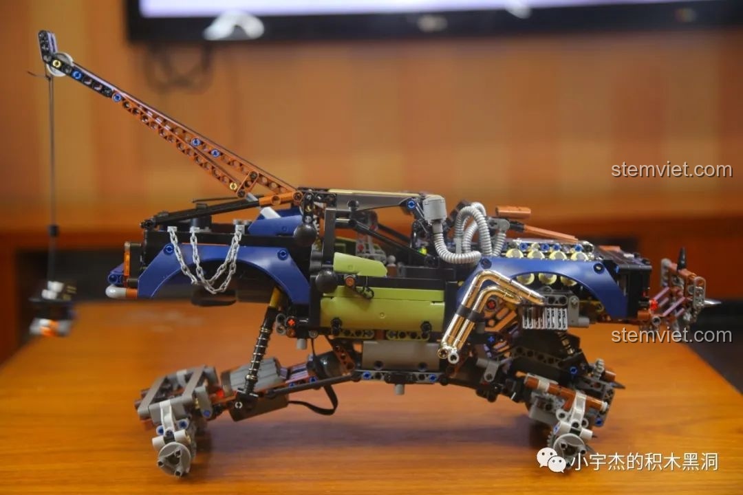 Cận cảnh phần đầu xe Mould King 18006 Xe Tải Kéo Nổi Loạn Hậu Tận Thế từ góc nghiêng, chi tiết dây xích.