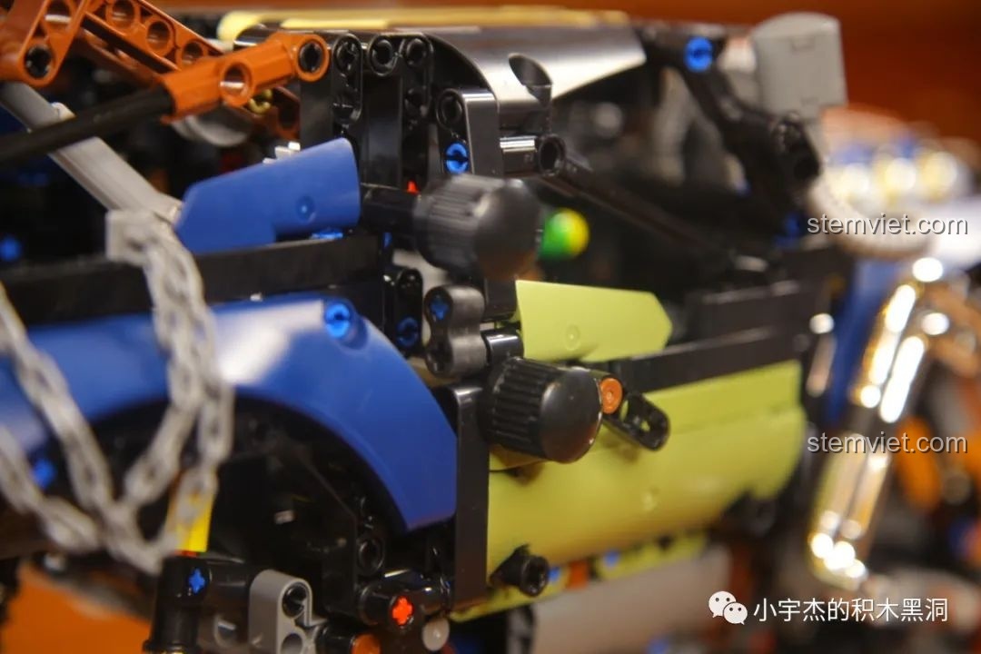 Cần cẩu của Mould King 18006 Xe Tải Kéo Nổi Loạn Hậu Tận Thế từ góc nghiêng, thể hiện cơ chế nâng hạ.